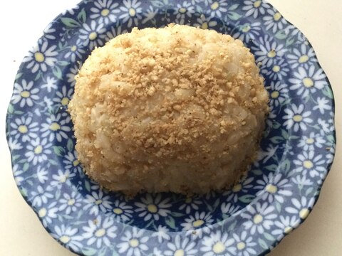 白すりごまとおかかのおにぎり